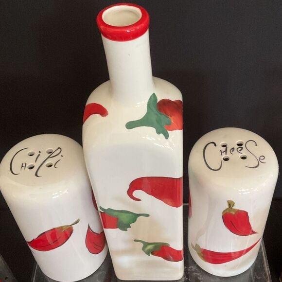 Chili Pepper🌶️ Deco Bottle & Chili 🌶 Pepper Parm Cheese 🧀 & Chili Shakers. - Picture 1 of 1